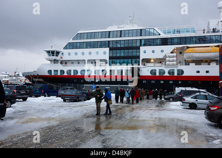 Passagiere aussteigen ms Midnatsol Hurtigruten Kreuzfahrt Schiff festgemacht in Honningsvag Hafen Norwegen Europa Stockfoto