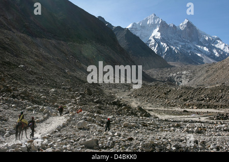 Auf dem Weg zur Gaumukh, Bhagirathi Gipfeln im Hintergrund. Stockfoto