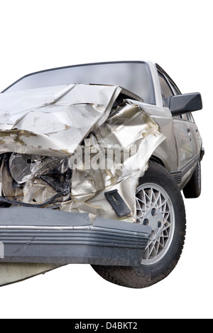 Nahaufnahme von Schäden an der Front des Autos nach Absturz vor weißem Hintergrund Stockfoto