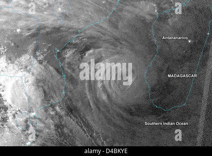 NASA-NOAA Suomi NPP Sat-Zyklon Haruna in der Nähe von Madagaskar in der Nacht Stockfoto