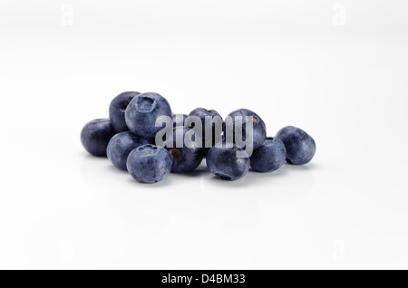 frische reife Heidelbeeren isoliert auf weißem Hintergrund Stockfoto