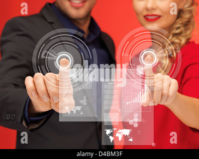 Mann und Frau, die virtuelle Taste Stockfoto