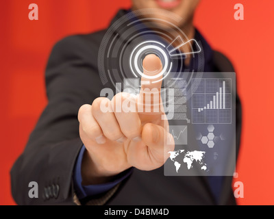 gut aussehender Mann in Anzug, die virtuelle Taste Stockfoto