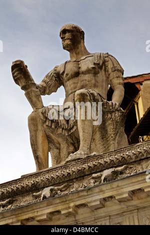 Die Statue von Lodovico de Medici, auch bekannt als Giovanni Dalle Bande Nere, Piazza San Lorenzo, Florenz, Italien. Stockfoto