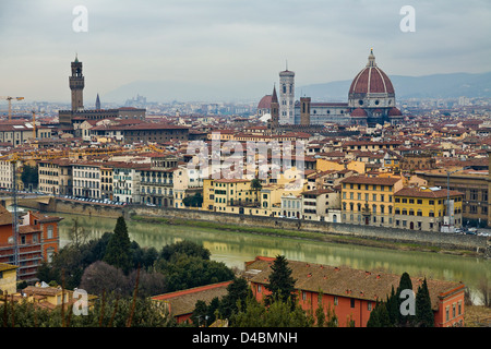 Blick über die Dächer und Fluss Arno in Richtung Dom, von der Piazza Michelangelo, Florenz, Italien. Stockfoto