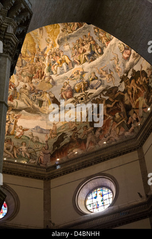 Die gewölbte Decke des Dom, Basilika Santa Maria del Fiore, Florenz, Italien. Fresko von Giorgio Vasari. Das jüngste Gericht. Stockfoto