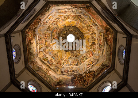 Die gewölbte Decke des Dom, Basilika Santa Maria del Fiore, Florenz, Italien. Fresko von Giorgio Vasari. Das jüngste Gericht. Stockfoto