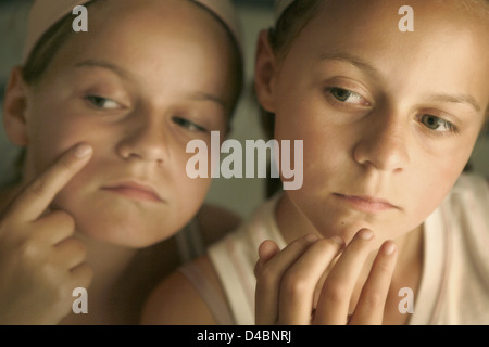 Zwei Mädchen überprüfen ihre Gesichter für spots Stockfoto