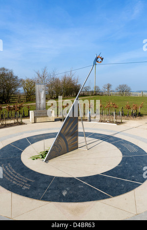 Den Thron von Henry Tudor hinter der Sonnenuhr-Denkmal für die Schlacht von Bosworth Field, Leicestershire, East Midlands, UK Stockfoto