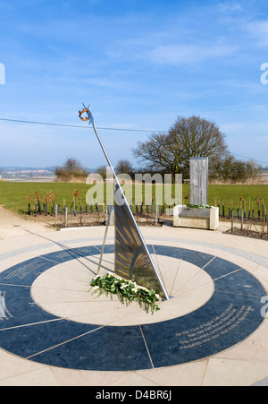 Thron von Richard III hinter der Sonnenuhr-Denkmal für die Schlacht von Bosworth Field, Leicestershire, East Midlands, UK Stockfoto