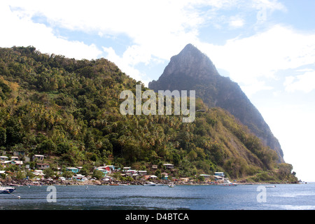 Die Stadt Soufrière und eines die Pitons in St. Lucia Stockfoto