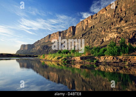 Felsvorsprung und Rio Grande in der Nähe von Santa Elena Canyon, Big Bend National Park, Texas, USA Stockfoto