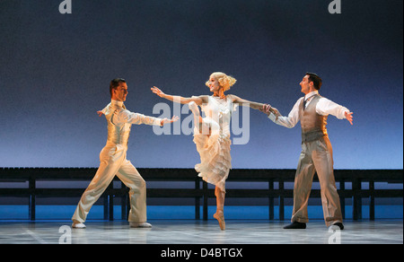 l-r: Tobias Batley (Jay Gatsby), Hannah Bateman (Jordan Baker), Giuliano Contadini (Nick Carraway) in THE GREAT GATSBY präsentiert von Northern Ballet im Grand Theatre, Leeds, England 2013 nach dem Roman von F Scott Fitzgerald Musik: Richard Rodney Bennett Bühnenbild: Jerome Kaplan Kostüme: David Nixon & Julie Anderson Beleuchtung: Tim Mitchell Choreographie & Regie: David Nixon Co-Regie: Patricia Doyle Stockfoto