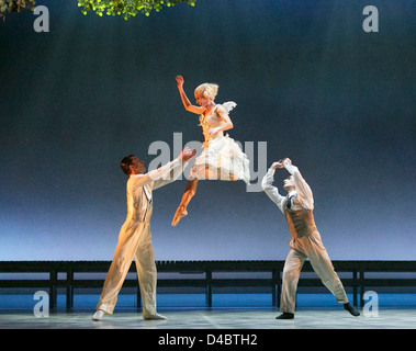 l-r: Tobias Batley (Jay Gatsby), Hannah Bateman (Jordan Baker), Giuliano Contadini (Nick Carraway) in THE GREAT GATSBY präsentiert von Northern Ballet im Grand Theatre, Leeds, England 2013 nach dem Roman von F Scott Fitzgerald Musik: Richard Rodney Bennett Bühnenbild: Jerome Kaplan Kostüme: David Nixon & Julie Anderson Beleuchtung: Tim Mitchell Choreographie & Regie: David Nixon Co-Regie: Patricia Doyle Stockfoto