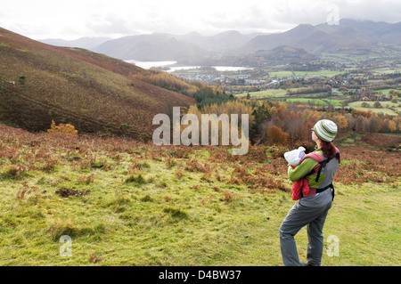 Eine Dame Hillwalker mit ihrem Baby auf Latrigg fiel im Lake District, England Stockfoto