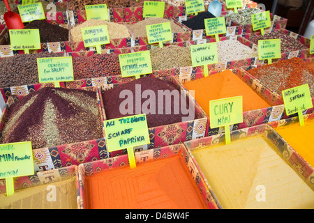 Nahaufnahme eines Zählers mit einer großen Vielfalt von Gewürzen auf dem Antalian Markt. Türkei, Antalya Stockfoto