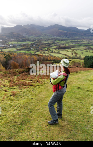 Eine Dame Hillwalker mit ihrem Baby auf Latrigg fiel im Lake District, England Stockfoto