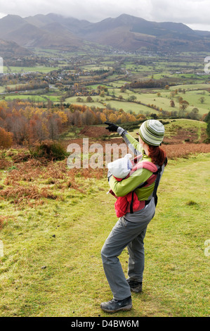 Eine Dame Hillwalker mit ihrem Baby auf Latrigg fiel im Lake District, England Stockfoto