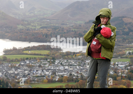 Eine Dame Hillwalker mit ihrem Baby auf Latrigg fiel im Lake District, England Stockfoto