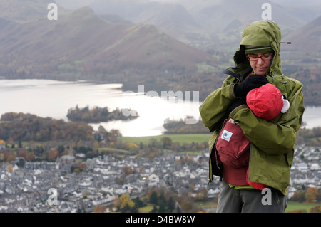 Eine Dame Hillwalker mit ihrem Baby auf Latrigg fiel im Lake District, England Stockfoto