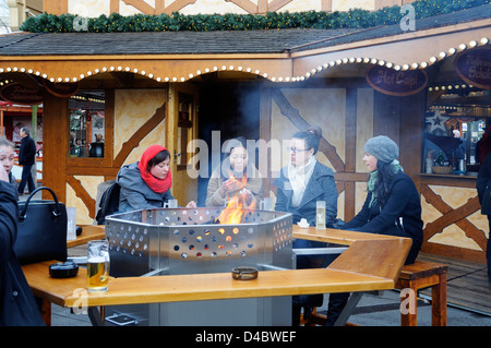 Ein Open-Air-Feuer in einem Berliner Weihnachtsmarkt Stockfoto
