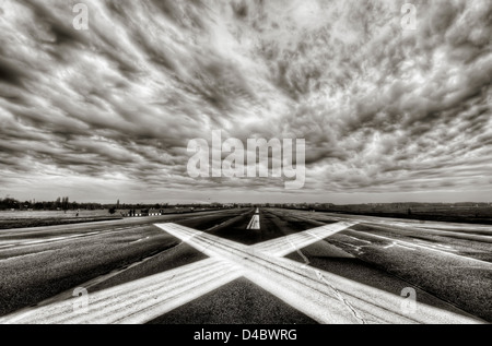 Die Start-und Landebahn auf dem stillgelegten Flughafen Tempelhof in Berlin Stockfoto