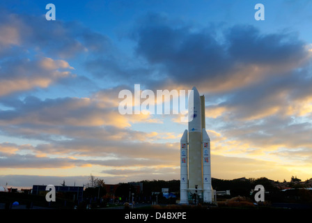 Eine Ariane 5 Rakete bei Sonnenuntergang an der Cité de l ' Espace in Toulouse, Frankreich Stockfoto