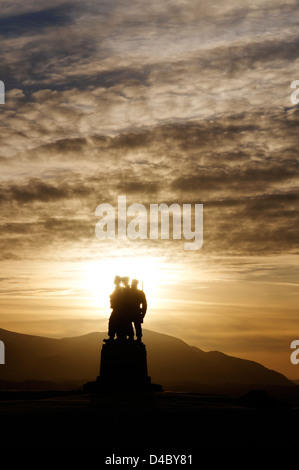 Eine dramatische Winter Sunrise mit dem Commando Memorial an Spean Bridge in den schottischen Highlands Stockfoto