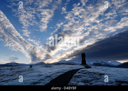 Eine dramatische Sonnenaufgang Wolkengebilde und die Commando-Denkmal am Spean Bridge in den schottischen Highlands Stockfoto