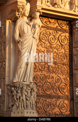 Unsere Liebe Frau von Paris. Eine Statue von Maria und dem Jesuskind auf dem Trumeau des Portals der Jungfrau Maria. Der Westfassade von Notre Dame Kathedrale, Frankreich. Stockfoto