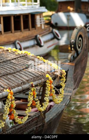 Converted Rice Boot, geschmückt in Blumen, fungiert als Hochzeitsschiff auf den "Backwaters" Kerelan Stockfoto