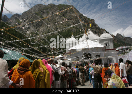 Im Mai und Juni lange Schlangen der Pilger Form um den Gangotri-Tempel. Stockfoto