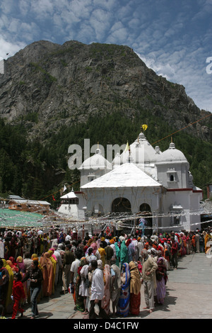 Im Mai und Juni lange Schlangen der Pilger Form um den Gangotri-Tempel. Stockfoto