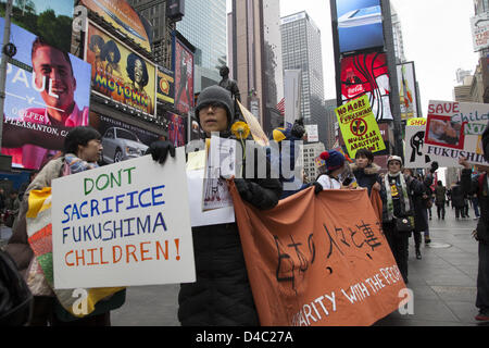 New York, USA. 10. März 2013. 2. Jahrestag Gedenken März, um nicht zu vergessen die Kinder von Fukushima und die laufenden AKW-Katastrophe in Japan, vom Times Square entfernt, bei den Vereinten Nationen in New York City. Bildnachweis: David Grossman / Alamy Live News Stockfoto