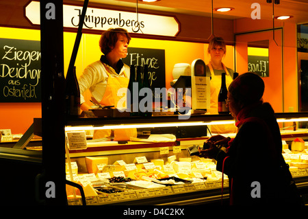 Eine alte Dame kaufen Käse in Markthalle 9 Markthalle, Berlin Stockfoto