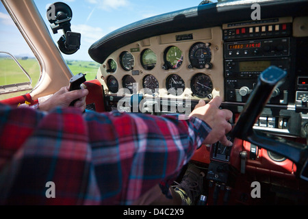 Ein Pilot am Steuer ein Leichtflugzeug, ausziehen des Rollens und vorbereiten. Stockfoto