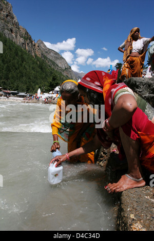 Pilger sammeln Heiliges Ganga Wasser in Gangotri. Stockfoto