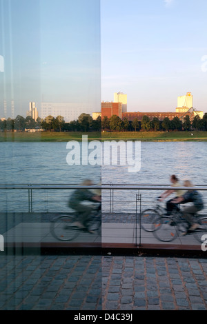 Köln, Deutschland, Radfahrer Rheinauhafen Stockfoto