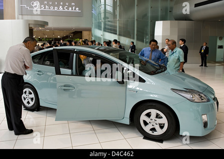 Potenzielle Käufer schauen Sie über die neuesten Modell Toyota Automobile auf dem Display im Showroom an Toyota Kaikan Visitor Center, Nagoya Stockfoto