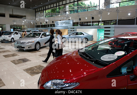 Potenzielle Käufer schauen Sie über die neuesten Modell Toyota Automobile auf dem Display im Showroom an Toyota Kaikan Visitor Center, Nagoya Stockfoto