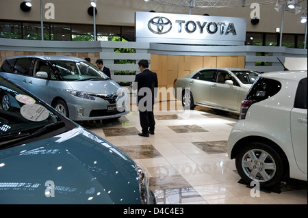 Potenzielle Käufer schauen Sie über die neuesten Modell Toyota Automobile auf dem Display im Showroom an Toyota Kaikan Visitor Center, Nagoya Stockfoto