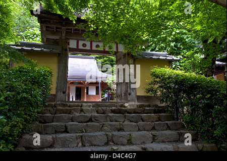 Eingangstor zum Jakkoin-Tempel, dem Kloster der Kaiserin Kenreimon in 1186, im Dorf von Ohara, Kyoto, Japan. Stockfoto