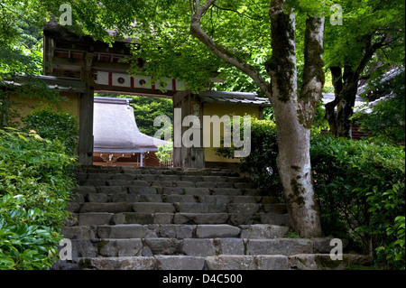 Eingangstor zum Jakkoin-Tempel, dem Kloster der Kaiserin Kenreimon in 1186, im Dorf von Ohara, Kyoto, Japan. Stockfoto