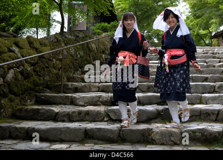 Zwei "Oharame" (Ohara Mädchen) in traditioneller Tracht herumlaufen ländlichen Dorf von Ohara, Kyoto, Japan. Stockfoto