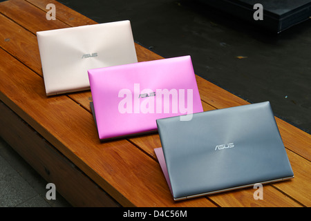ASUS Zenbook, ein ultraflaches Notebook mit einem metallic-Finish, Stereo-Lautsprecher und beleuchtete Tasten. Stockfoto