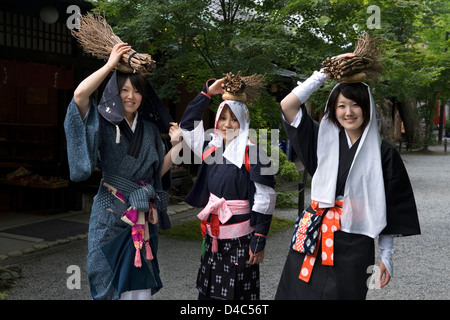 "Oharame" (Ohara Mädchen) in traditioneller Tracht mit Feuerholz im ländlichen Dorf von Ohara, Kyoto, Japan. Stockfoto