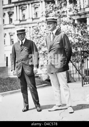 Gouverneur James M. Cox von Ohio und Roosevelt von New York, Ankunft im Weißen Haus für die Konferenz mit dem Präsidenten, Juli 192 Stockfoto