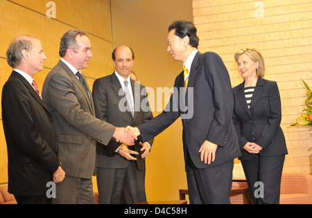 Ministerpräsident Yukio Hatoyama schüttelt Hände mit Assistant Secretary Campbell Stockfoto