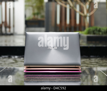 ASUS Zenbook, ein ultraflaches Notebook mit einem metallic-Finish, Stereo-Lautsprecher und beleuchtete Tasten. Stockfoto