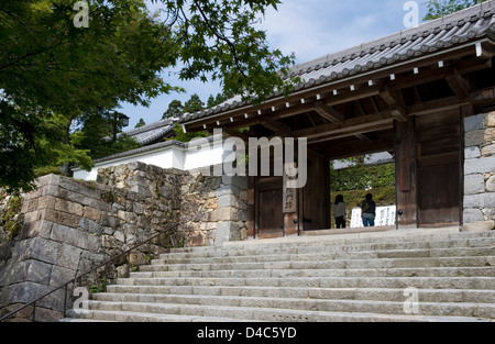 Besucher, die durch das Haupttor Sanmon der Tendai-Sekte Sanzenin Tempel in ländlichen Dorf von Ohara, Kyoto, Japan. Stockfoto